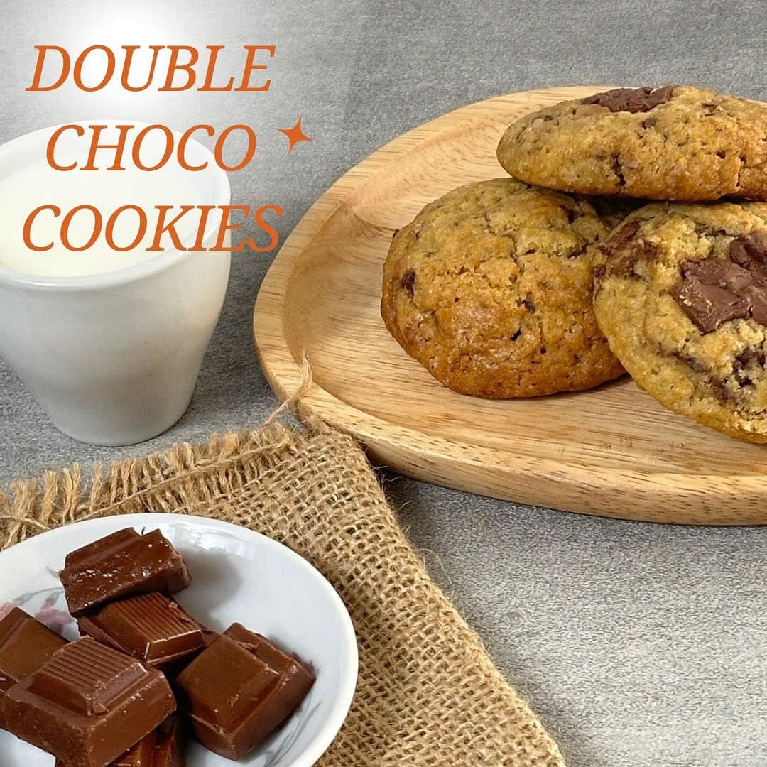 Freshly baked cookies on a tray